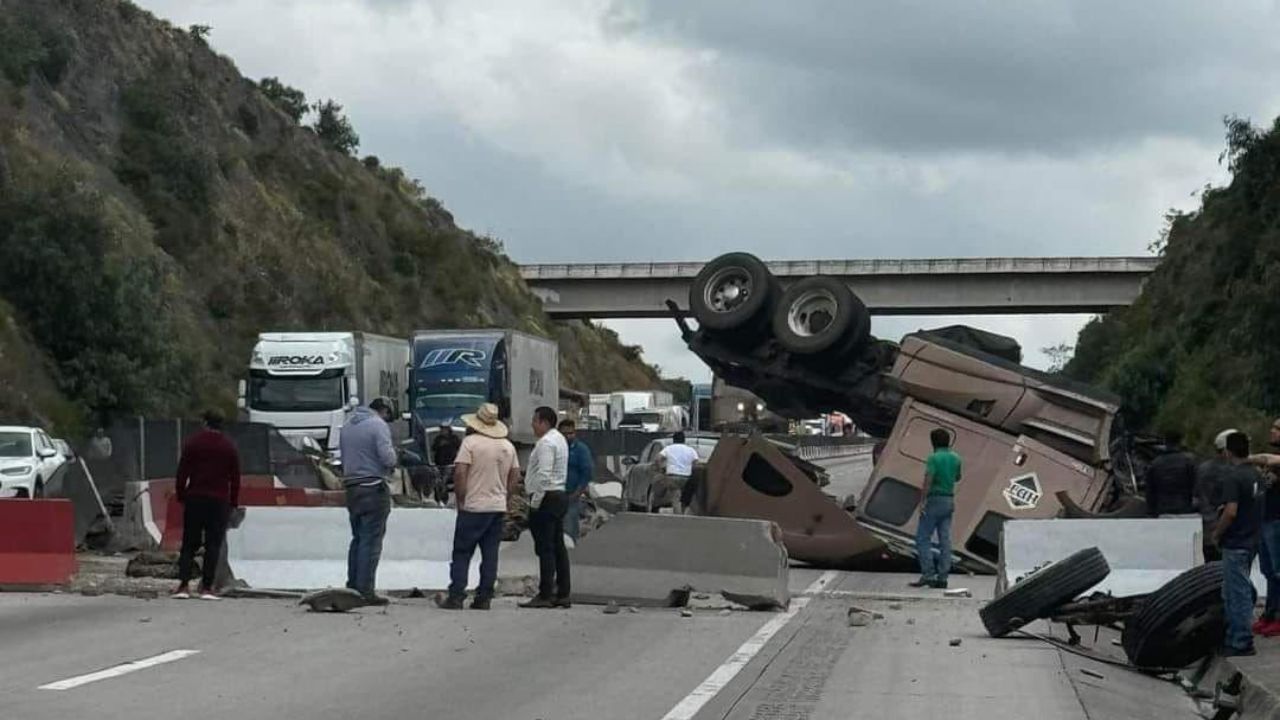 Volcadura de tráiler en Arco Norte provoca cierre por más de dos horas Volcadura de tráiler en Arco Norte provoca cierre por más de dos horas