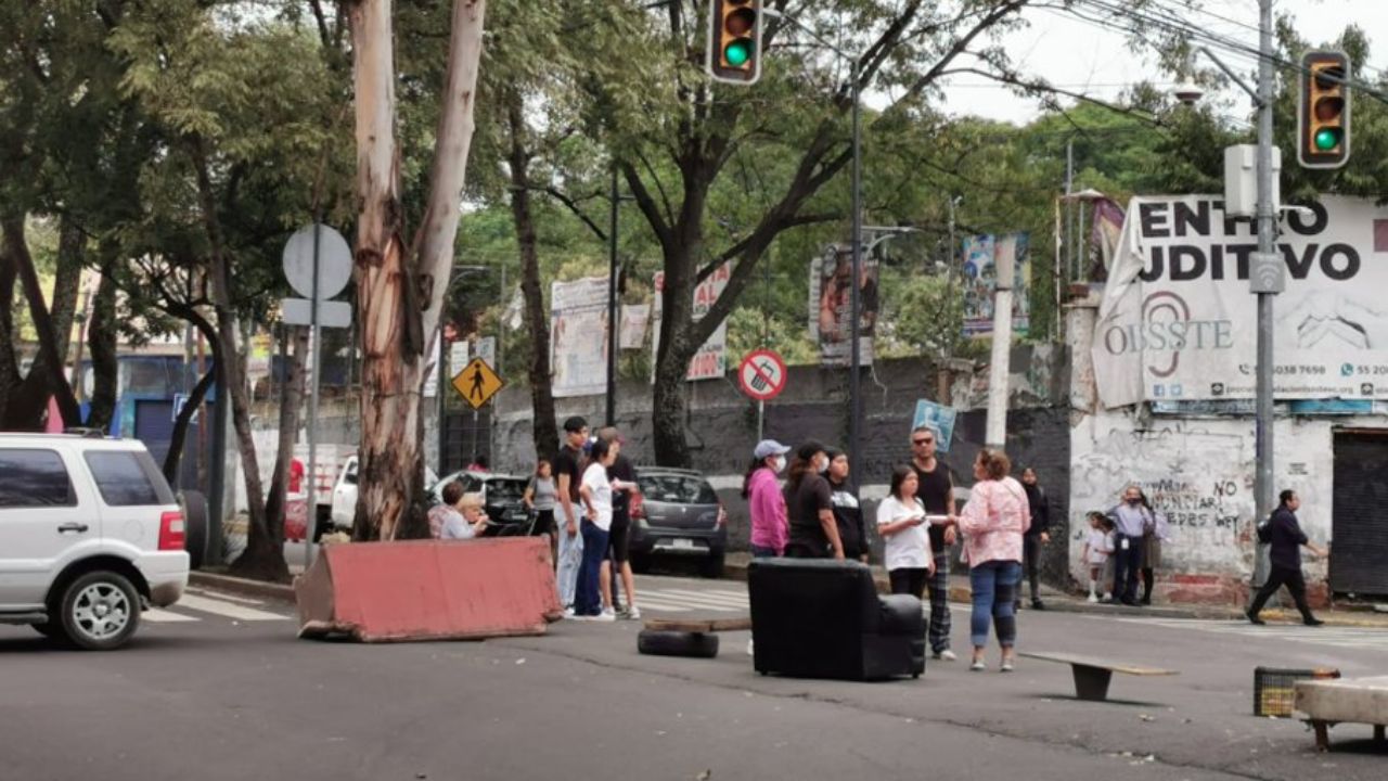 Vecinos bloquean avenida San Fernando tras afectaciones por lluvias en Tlalpan Vecinos bloquean avenida San Fernando tras afectaciones por lluvias en Tlalpan
