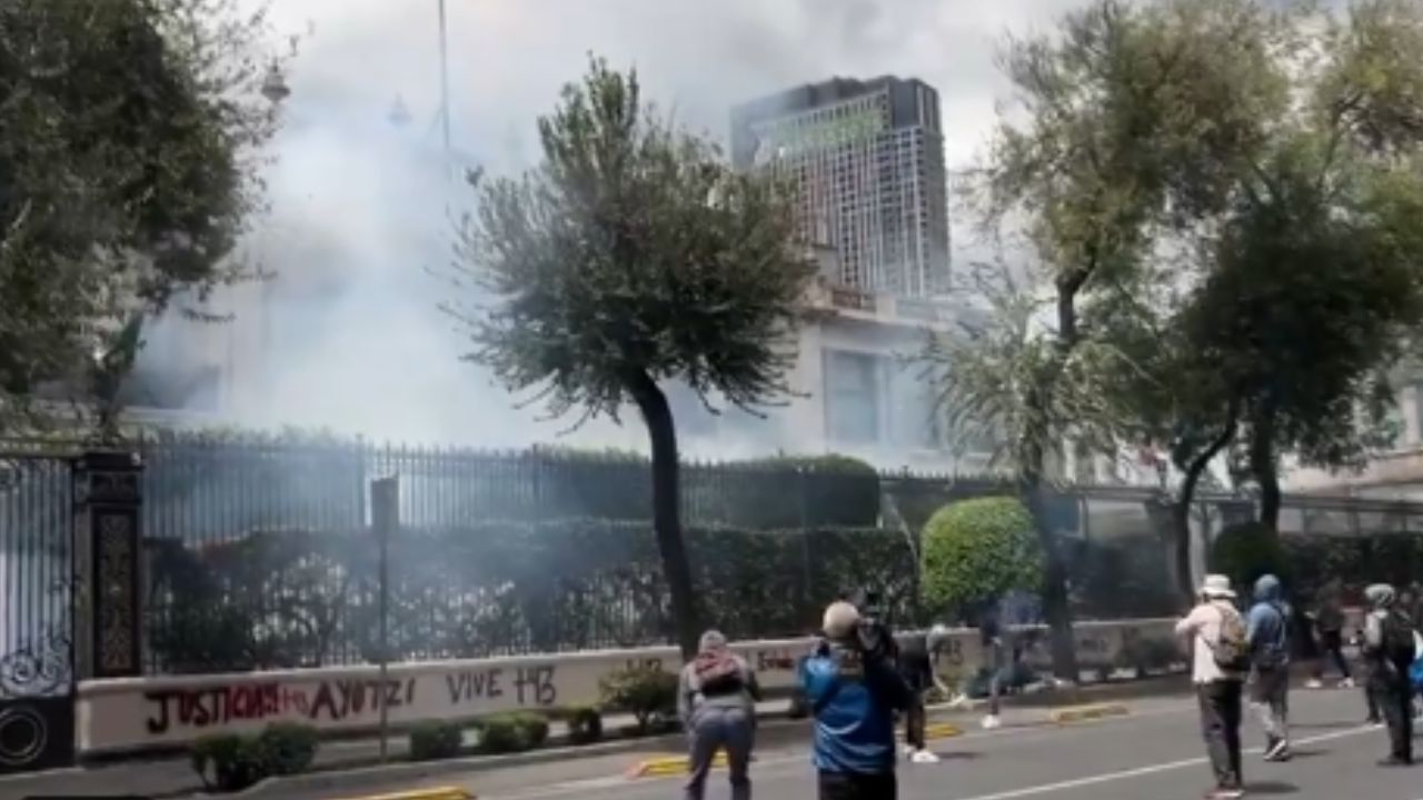 Lanzan explosivos a Segob durante protesta por 10 años de caso Ayotzinapa Lanzan explosivos a Segob durante protesta por 10 años de caso Ayotzinapa