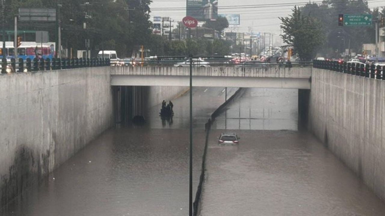 Tormenta paraliza tránsito en Toluca con graves inundaciones Tormenta paraliza tránsito en Toluca con graves inundaciones