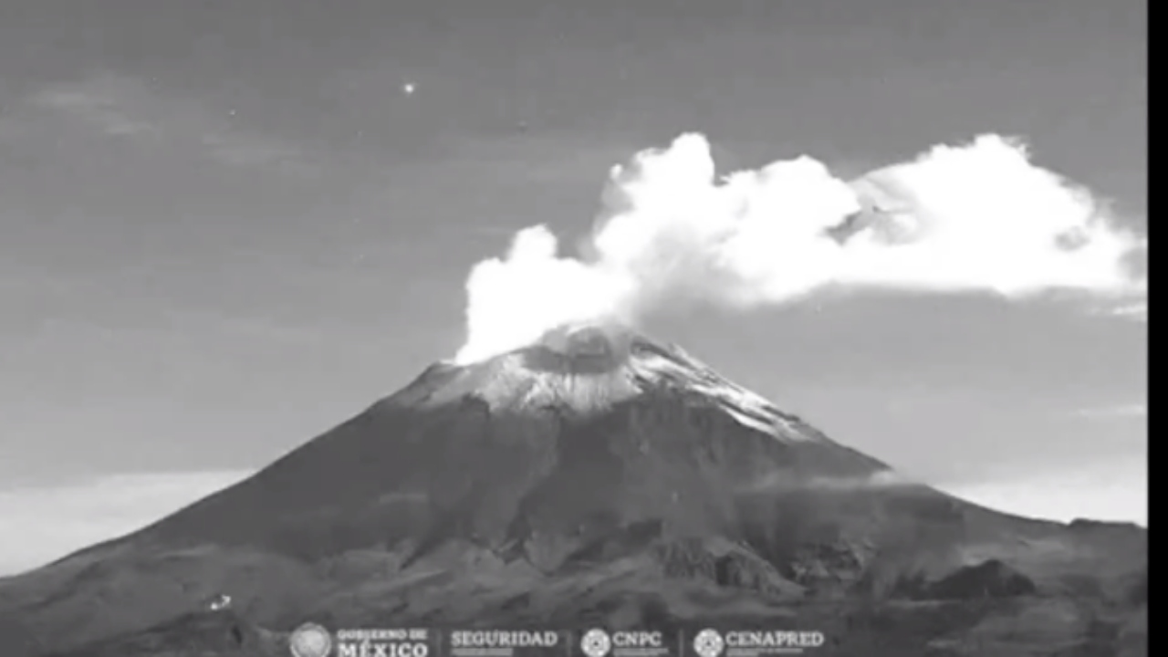 Con fumarola de 500 metros, ‘despierta’ el volcán Popocatépetl Con fumarola de 500 metros, ‘despierta’ el volcán Popocatépetl