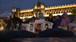 Padres de los 43 de Ayotzonapa marchan en CDMX