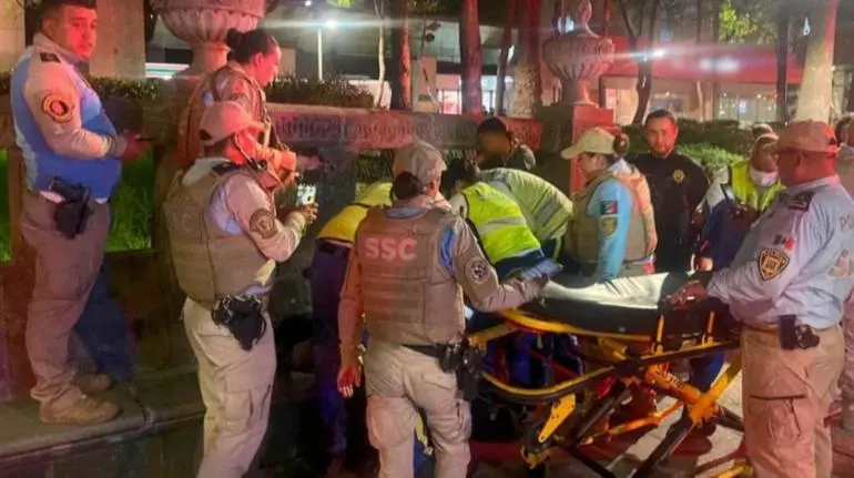 Mujer da a luz en Paseo de la Reforma; una ambulancia les negó el servicio por estar en condición de calle Mujer da a luz en Paseo de la Reforma; una ambulancia les negó el servicio por estar en condición de calle