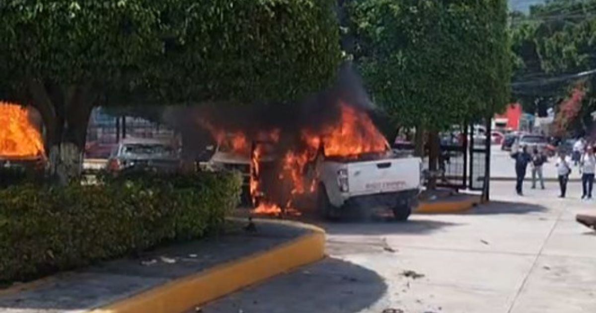 Normalistas vandalizan e incendian vehículos en el Congreso de Guerrero Normalistas vandalizan e incendian vehículos en el Congreso de Guerrero