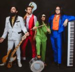 Los Dioses nos invitan al centro del salón a un “Vals no guiado”