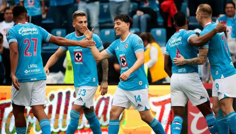 Cruz Azul golea al Necaxa y se mantiene en la cima de la clasificación Cruz Azul golea al Necaxa y se mantiene en la cima de la clasificación