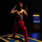 Omar Adair destaca en la innovadora propuesta escénica “Dios juega videojuegos y yo soy su puto Mario Bro$”