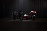 Indian Motorcycle presenta las nuevas Indian Challenger Elite e Indian Pursuit Elite 2025, lo último en estilo y exclusividad  Los modelos de edición limitada 2025 incorporan el motor PowerPlus 112 refrigerado por líquido, que ofrece potencia constante y sostenible con aceleración instantánea en todas las marchas. Además, cada modelo Elite numerado individualmente ofrece una pintura de calidad superior y personalizada, detalles sofisticados, componentes de alta gama y avanzadas tecnologías de asistencia al conductor. escribeapilarinformativo@gmail.com  Indian Motorcycle, la primera compañía de motocicletas establecida en Estados Unidos, ha anunciado hoy dos modelos 2025 de edición limitada, creando lo último en estilo y exclusividad. Las nuevas Indian Challenger Elite e Indian Pursuit Elite incorporan el motor PowerPlus 112 de Indian Motorcycle, ganador de campeonatos y refrigerado por líquido, que proporciona una potencia constante y sostenible con una aceleración instantánea en todas las marchas.Cada modelo Elite numerado individualmente ofrece un extraordinario nivel de detalle, pintura de calidad personalizada directamente de fábrica, componentes de alta gama y avanzadas tecnologías para el piloto destinadas a mejorar su conducción y aumentar su comodidad. “Nuestra serie Indian Motorcycle Elite permite a nuestros diseñadores mostrar plenamente sus habilidades, creando motos que ejemplifican el arte y la artesanía que hay detrás de cada modelo Indian Motorcycle”, dijo Aaron Jax, Vicepresidente de Indian Motorcycle. «Cada detalle dentro de la Indian Challenger Elite y la Indian Pursuit Elite está meticulosamente diseñado, mientras que un proceso de pintura de múltiples capas tarda 24 horas en completarse. Un distintivo estilo americano, con una obsesiva atención al detalle, unido a una producción limitada de cada modelo hacen de la serie Indian Motorcycle Elite lo último en estilo y exclusividad.» Agregó. Cada modelo de edición limitada redefine el lujo de las dos ruedas, fusionando una estética atrevida, una tecnología innovadora y unas prestaciones de vanguardia para diferenciarse de las motocicletas bicilíndricas en V convencionales. Estilo Con una pintura audaz y llamativa, insignias exclusivas y componentes de primera calidad, la Indian Challenger Elite 2025 y la Indian Pursuit Elite 2025 han sido diseñadas por expertos para pilotos experimentados que exigen lo último en motos V-Twin americanas sin concesiones. Cada modelo de edición limitada redefine el lujo sobre dos ruedas, fusionando una estética audaz, tecnología innovadora y prestaciones de vanguardia para diferenciarse de las motos V-Twin convencionales. Indian Challenger Elite La Indian Challenger Elite inspira su diseño en el legado de Gene “Alabama Flash” Walker, que estableció un récord de velocidad en tierra en 1920 con su Indian PowerPlus y fue considerado el “hombre vivo más rápido”.  La Indian Challenger Elite luce una pintura tricolor, con acabados premium Black Candy y Red Candy sobre pintura Crystal White Pearl Satin, y está realzada con partículas de cristal fragmentado en la pintura para añadir brillo y profundidad. El trabajo de pintura multicapa se completa con un patrón del logotipo de Indian Motorcycle Headdress sobre un difuminado pintado a mano. La llamativa pintura se complementa con acabados negros Dark Horse premium en toda la moto, dando a la bagger de edición limitada un estilo atrevido, inspirado en las carreras, que llama la atención. Como guiño al legado de Walker, cada Indian Challenger Elite cuenta con una consola central numerada individualmente con una imagen de la PowerPlus de Gene Walker, además de las tapas de motor PowerPlus 112 y la insignia Elite. Indian Pursuit Elite La Indian Pursuit Elite inspira su estilo en la producción de 20,000 motocicletas PowerPlus en 1916 para el Ejército de los Estados Unidos. La motocicleta Touring de edición limitada presenta una pintura tricolor, con acabados Black Candy y Black Forest Candy de primera calidad, realzados con el arte de los detalles Championship Gold pintados a mano. La pintura personalizada se complementa con acabados negros Dark Horse premium, dando a la Indian Pursuit Elite un estilo sofisticado que sobresale. Cada Indian Pursuit Elite cuenta con tapas de motor PowerPlus 112 distintivas e insignias Elite exclusivas por todas partes, incluida una consola central numerada individualmente. Desempeño El motor PowerPlus representa el futuro de las prestaciones de los V-Twin americanos, diseñado con un innovador sistema de refrigeración para ofrecer una potencia constante en todas las condiciones. En el corazón de cada modelo Elite se encuentra el PowerPlus 112, que lleva el rendimiento de las bagger y touring a un nivel completamente nuevo y libera 126 hp y 133 lb-pie de par motor. El diseño contemporáneo del PowerPlus, un motor de altas revoluciones con árboles de levas en cabeza y 4 válvulas por cilindro, ofrece una gran potencia y un alto par motor. Esta combinación única ofrece una conducción inigualable sin sacrificios, optimizando la aceleración en toda la gama de revoluciones para conseguir potencia de paso en todas las marchas.     Antes de su lanzamiento a principios de este año, el PowerPlus 112 fue probado y refinado en el entorno más exigente: las carreras de baggers. El PowerPlus 112 ha sido el motor del equipo oficial de Indian Motorcycle King of the Baggers desde 2021 y ha contribuido a la conquista de los campeonatos de 2022 y 2024. Componentes premium Lo último en estilo y exclusividad requiere componentes de última generación. La geometría y rigidez del cuadro de cada moto están diseñadas para maximizar la potencia con un manejo ágil y preciso. Las horquillas invertidas de alto rendimiento y los frenos Brembo® radiales dobles están bien visibles y diseñados para convertir la potencia en una gran maniobrabilidad y una frenada segura Rines de 5 rayos maquinados con precisión en la Indian Pursuit Elite y la Indian Challenger Elite crean una postura llamativa, mientras que los neumáticos Metzeler® Cruisetec® ofrecen un control seguro. Cada moto viene de serie con componentes de alta gama, incluyendo un faro LED adaptativo Pathfinder, luces de conducción y luces LED auxiliares Pathfinder en la alforja, para una mayor visibilidad y un estilo llamativo. Los tres modos de manejo permiten a los pilotos personalizar su respuesta al acelerador y marcar su experiencia de conducción, mientras que la desactivación del cilindro mejora la comodidad cuando se detiene al ralentí. Para gestionar mejor el flujo de aire y aumentar el confort en el puesto de conducción, el parabrisas ajustable Flare® de la Indian Challenger Elite y el parabrisas ajustable de la Indian Pursuit Elite se pueden controlar pulsando un botón montado en el manillar. Los elegantes reposapiés del conductor y del pasajero añaden un estilo estilizado a cada moto y proporcionan espacio extra para los pies. El encendido sin llave y el almacenamiento con cierre remoto añaden seguridad y comodidad adicionales. Completan el paquete el control de crucero y la carga USB, que proporcionan una funcionalidad moderna. La Indian Pursuit Elite ofrece un asiento calefactable cosido a juego en color verde y puños calefactables con interruptores retroiluminados para un confort adicional independientemente de la temperatura. El audio de alta calidad es un elemento clave de la mejor experiencia bagger y touring y la Indian Challenger Elite y la Indian Pursuit Elite lo ofrecen con PowerBand Audio. Con Bass Boost y cuatro altavoces de 100 vatios en la Indian Challenger Elite y seis altavoces de 100 vatios en la Indian Pursuit Elite, el sistema proporciona un sonido cristalino. Un ecualizador dinámico de nueve bandas se ajusta automáticamente al ruido de la carretera, el viento y el motor, garantizando una experiencia auditiva envolvente sin perder el ritmo. Los altavoces están realzados con iluminación LED blanca UnderGlow y un diseño elegante y cincelado, que ofrece un aspecto moderno para complementar el potente audio. Perfectamente integrado en el menú RIDE COMMAND, el sistema garantiza una experiencia de usuario intuitiva y sin esfuerzo. Tecnología Tanto la Indian Challenger Elite como la Indian Pursuit Elite vienen totalmente equipadas con una serie de tecnologías que mejoran la conducción. El revolucionario paquete de funciones Rider Assist de Indian Motorcycle mejora el estado de alerta y la comodidad del conductor. Estas nuevas funciones Rider Assist se suman a la tecnología SmartLean ofrecida anteriormente e incluyen lo siguiente:     ● Control de retención de la motocicleta – Activado por el piloto, este sistema de frenado mantiene automáticamente la presión de frenado para evitar que la motocicleta ruede mientras descansa en una pendiente durante un máximo de tres minutos. ● Sistema electrónico de frenado combinado – Esta función optimiza la presión de frenado en los circuitos delantero y trasero en función de la frenada del piloto, ofreciendo un rendimiento de frenado equilibrado y eficiente. ● Alerta de punto ciego: el sistema avisa a los conductores cuando se detecta un vehículo en su punto ciego trasero con advertencias en la pantalla de siete pulgadas del tablero de instrumentos con tecnología RIDE COMMAND e indicadores luminosos en los retrovisores laterales. Los conductores pueden personalizar las preferencias de notificación según sus necesidades. ● Advertencia de presencia trasera: este sistema de advertencia avisa a los conductores cuando un vehículo circula demasiado cerca por detrás del conductor para su comodidad.  Los conductores recibirán una notificación a través de la pantalla de siete pulgadas del tablero de instrumentos controlada por RIDE COMMAND. Es posible ajustar el modo de notificación y las distancias de seguimiento según las preferencias del conductor.  ● Alerta de colisión trasera: esta función alerta a los vehículos que se acercan por detrás a través de la iluminación trasera cuando se detecta una posible colisión trasera. A la oferta tecnológica de las Indian Challenger Elite e Indian Pursuit Elite se suma la pantalla de siete pulgadas de Indian Motorcycle con tecnología RIDE COMMAND. El avanzado sistema de infoentretenimiento ofrece un sistema de control directamente desde el tablero con información de la moto, conectividad Bluetooth® y mucho más. Los usuarios también pueden disfrutar de los servicios de navegación GPS con mapas paso a paso, Apple CarPlay® y mucho más. Tanto la Indian Challenger Elite como la Indian Pursuit Elite incluyen de serie precarga de la suspensión trasera ajustable electrónicamente. El sistema electrónico permite a los usuarios ajustar la precarga del amortiguador trasero directamente desde el sistema RIDE COMMAND. Tanto si se conduce con equipamiento adicional como con pasajero, la precarga del amortiguador de la moto se ajusta automáticamente para garantizar una calidad de conducción y un confort óptimos. Con sólo 350 Indian Challenger Elite y 250 Indian Pursuit Elite disponibles en todo el mundo, cada moto es realmente exclusiva. El precio de las Indian Challenger Elite e Indian Pursuit Elite comienza en $828,888 pesos y $888,888 pesos, respectivamente Si requieres más información consulta en tu distribuidor local de Indian Motorcycle, o bien visitando IndianMotorcycle.com/es-mx, recuerda seguirnos en Facebook, Instagram y YouTube.