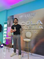 Nicola Porcella presenta su colección de perfumes en un emotivo encuentro con su 1%