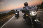 La lluvia no perdona, te compartimos algunas claves para un manejo seguro en moto