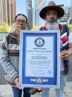 Padres buscadores llegan a la Mañanera con Récord Guinness de desaparecidos: “¿con esto sí nos recibe, Presidenta Claudia Sheinbaum?”