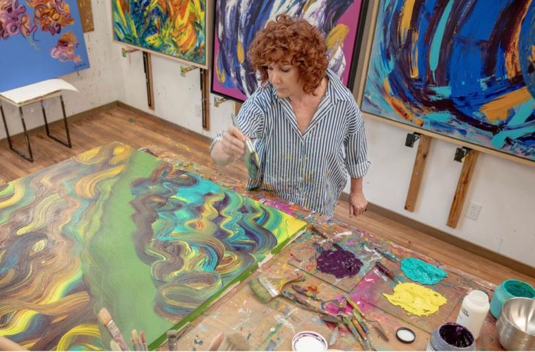 Color, energía y libertad: la exposición de Pilar Mainou abre una conversación íntima con el espectador