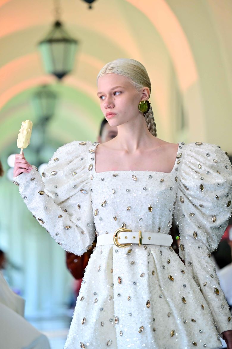 El diseñador mexicano Jesús de la Garsa convierte el universo Magnum en alta costura