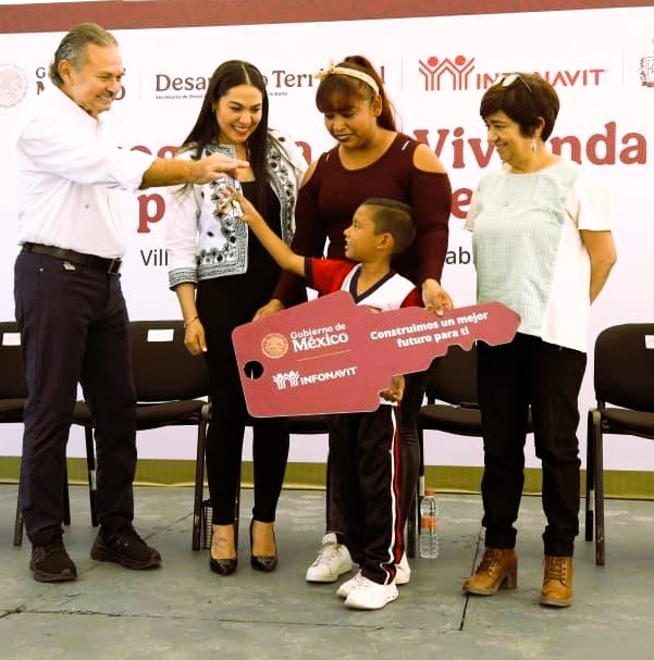 Infonavit realiza segunda entrega de viviendas del Bienestar en Colima