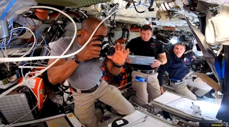 4 astronautas escriben historias en las estrellas 4 astronautas escriben historias en las estrellas