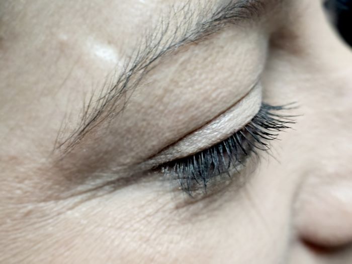 Retiro incorrecto del maquillaje provoca irritación ocular crónica y síndrome de ojo seco