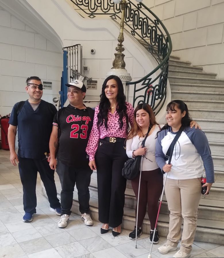 Proponen incorporar placas en braille en transporte público y taxis