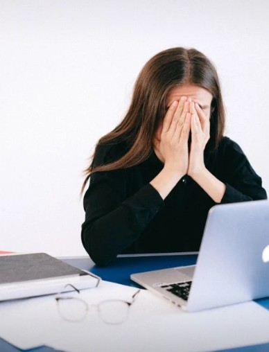Madres trabajadoras sufren pobreza de tiempo por desigualdad en labores domésticas y de crianza
