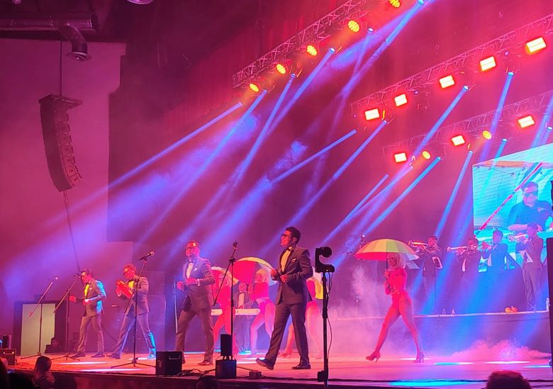 ¡Fiesta de Leyenda!: Mamás bailaron y cantaron con la Sonora Santanera