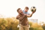 Para miles de aficionados, el amor por el fútbol empezó de la mano de un padre