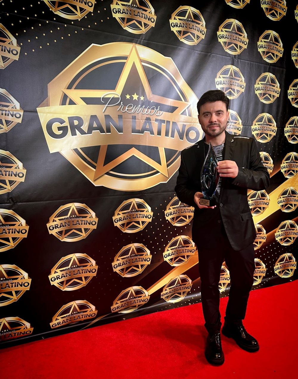 El astro portugués Eddie triunfa en Nueva York en los Premios Gran Latino El astro portugués Eddie triunfa en Nueva York en los Premios Gran Latino