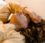 ¿Sientes que todo da vueltas? El vértigo aumenta con la edad y puede afectar seriamente el equilibrio