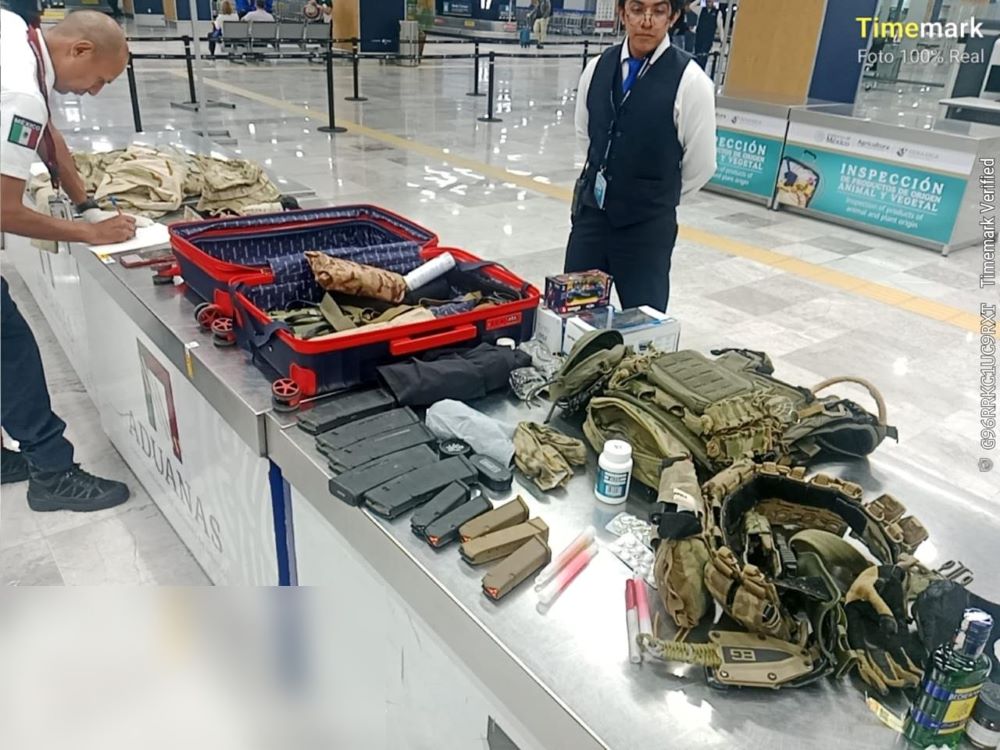 Descubren arsenal militar dentro de una maleta en el AICM Descubren arsenal militar dentro de una maleta en el AICM