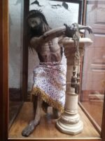 Cristo de huesos reales y rostro indígena